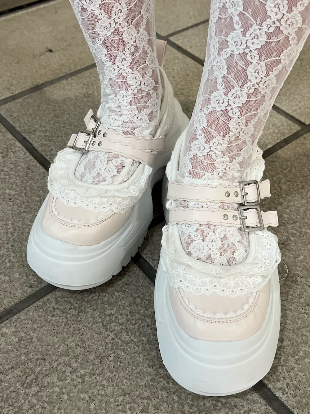 ホワイト系のシャツ/ブラウス、ホワイト系のショルダーバッグ、ピンク系のその他パンツを着用したレディースの夏コーディネートの10枚目の写真