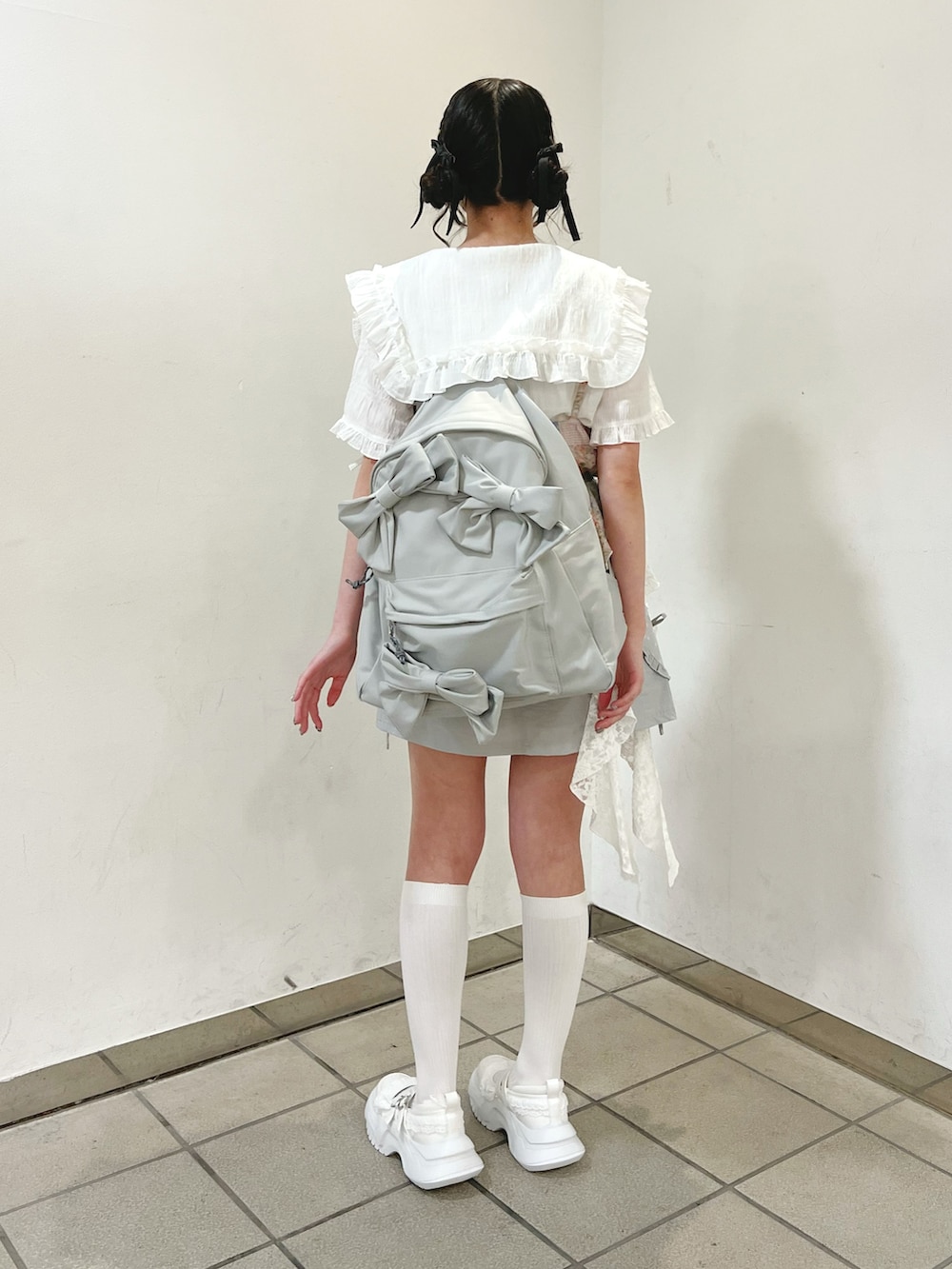 ピンク系のシャツ/ブラウス、ホワイト系のシャツ/ブラウス、グレー系のバックパック/リュックを着用したレディースの夏コーディネートの4枚目の写真