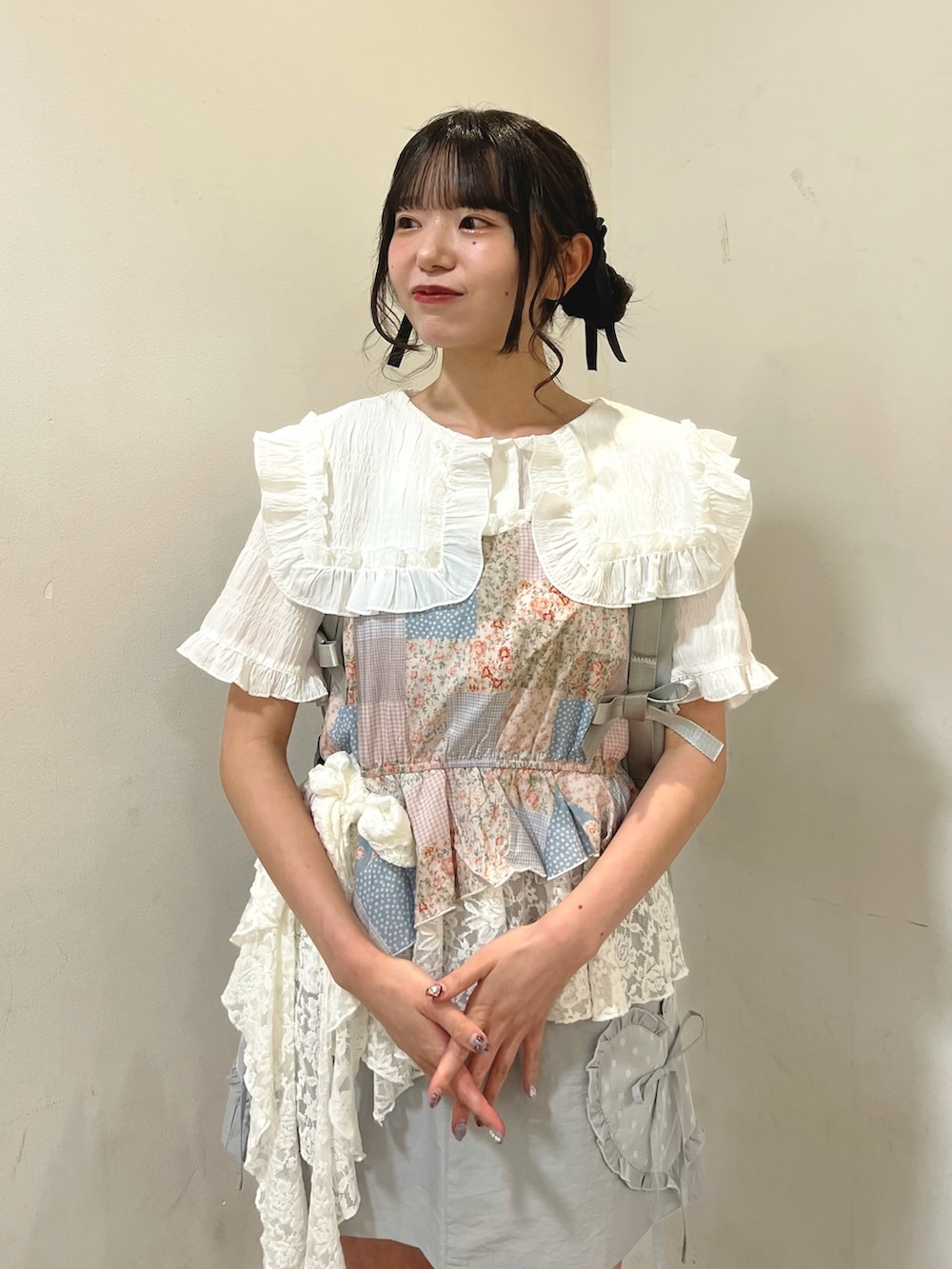 ピンク系のシャツ/ブラウス、ホワイト系のシャツ/ブラウス、グレー系のバックパック/リュックを着用したレディースの夏コーディネートの5枚目の写真