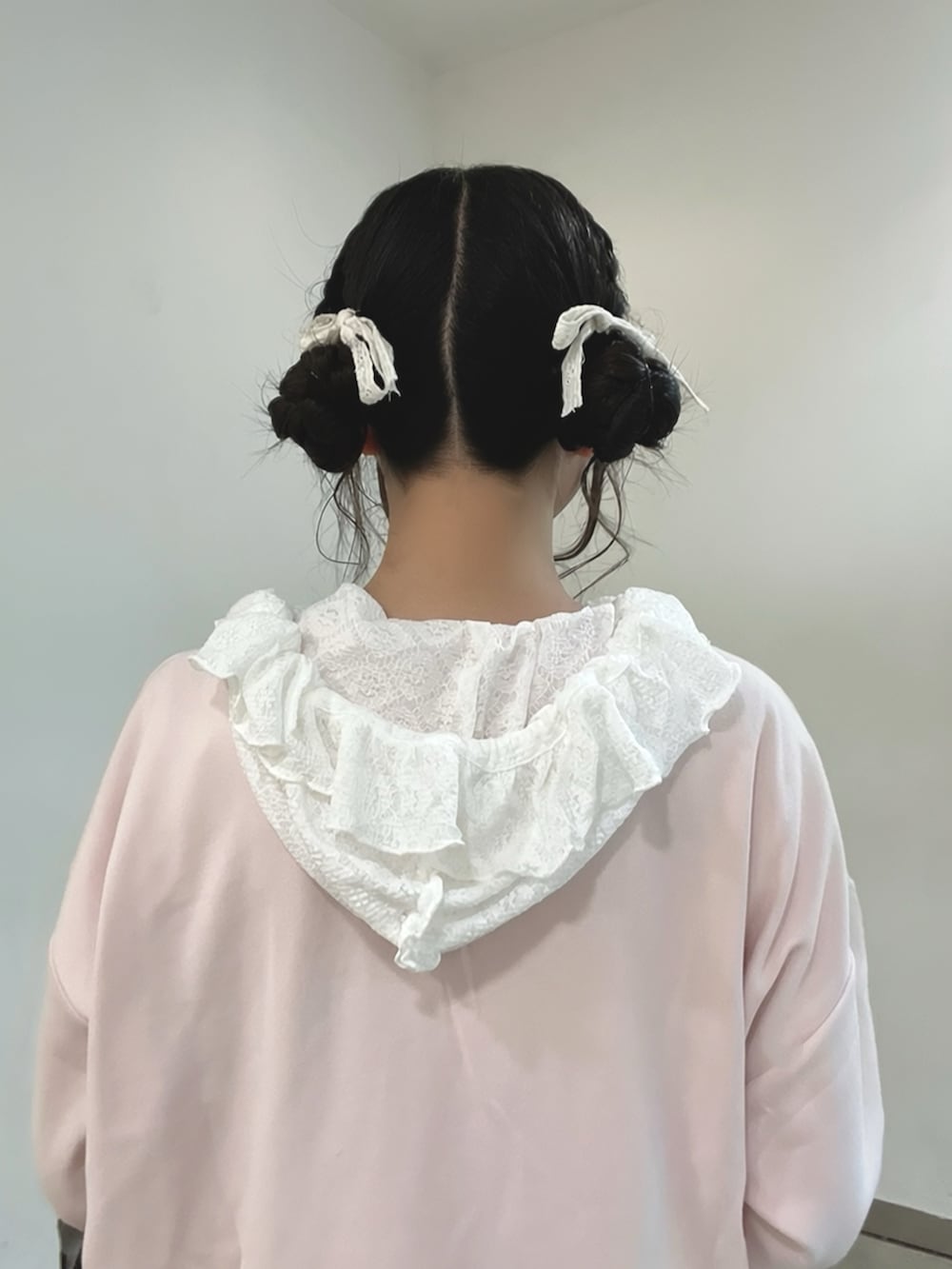 ブラウン系のハンドバッグ、ホワイト系のその他パンツ、ホワイト系のスニーカーを着用したレディースの秋コーディネートの7枚目の写真