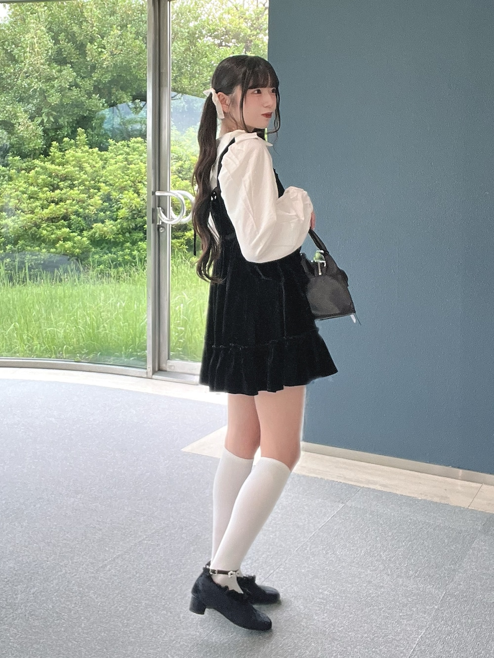 ホワイト系のシャツ/ブラウス、ブラック系のパンプス、ブラック系のワンピースを着用したレディースの秋コーディネートの3枚目の写真