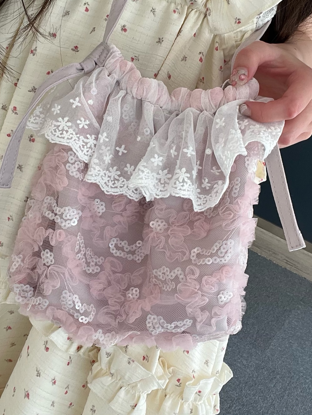 ピンク系のスニーカー、ホワイト系のTシャツ/カットソー、その他のワンピースを着用したレディースの夏コーディネートの9枚目の写真