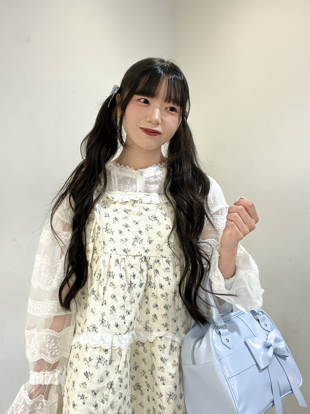 ホワイト系のシャツ/ブラウス、ブルー系のワンピース、ブルー系のハンドバッグを着用したレディースの夏コーディネートの4枚目の写真