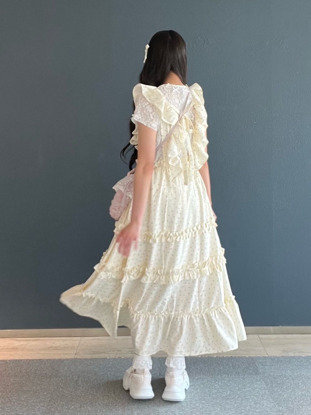 ピンク系のスニーカー、ホワイト系のTシャツ/カットソー、その他のワンピースを着用したレディースの夏コーディネートの4枚目の写真