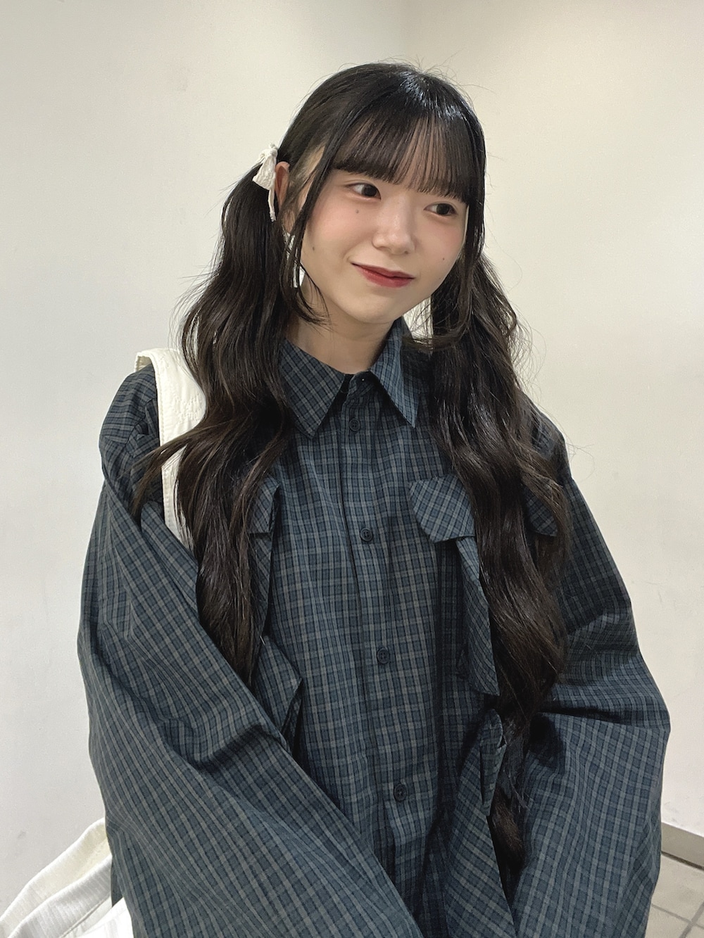グリーン系のシャツ/ブラウス、ホワイト系のその他パンツ、ホワイト系のショルダーバッグを着用したレディースの秋コーディネートの6枚目の写真