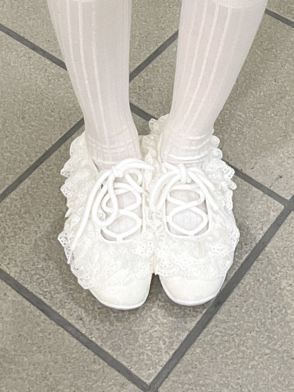 グリーン系のシャツ/ブラウス、ホワイト系のその他パンツ、ホワイト系のショルダーバッグを着用したレディースの秋コーディネートの10枚目の写真