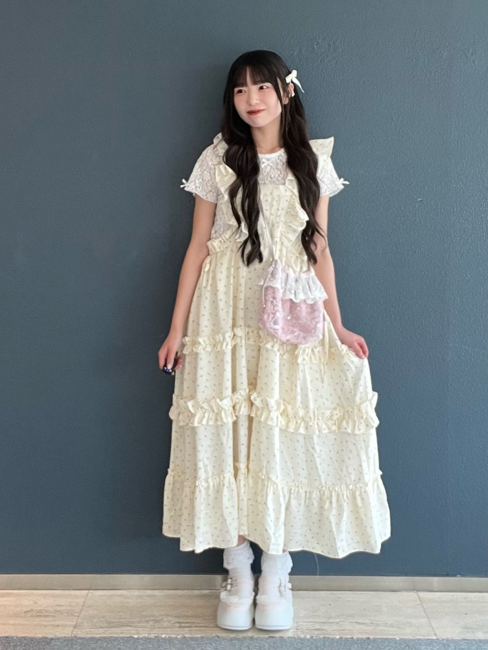 ピンク系のスニーカー、ホワイト系のTシャツ/カットソー、その他のワンピースを着用したレディースの夏コーディネートの3枚目の写真