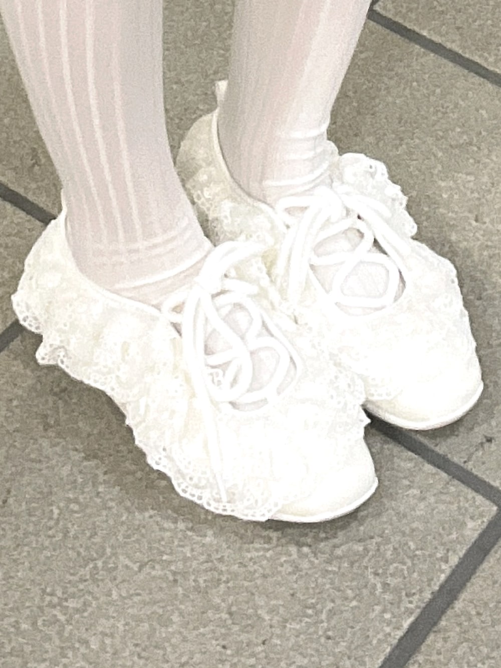 ブラウン系のハンドバッグ、ホワイト系のその他パンツ、ホワイト系のスニーカーを着用したレディースの秋コーディネートの10枚目の写真