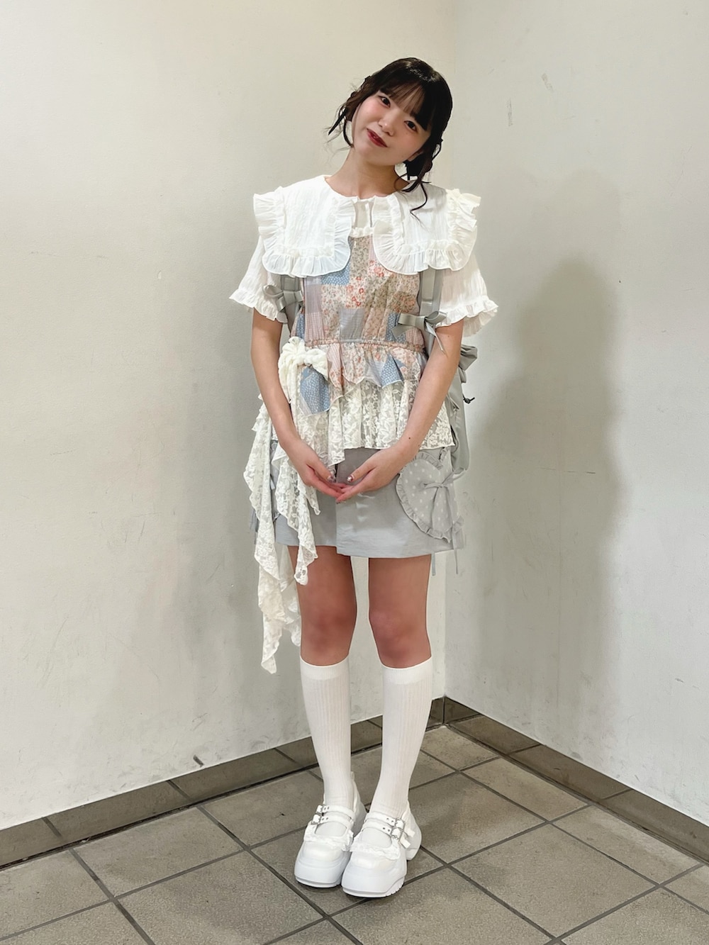 ピンク系のシャツ/ブラウス、ホワイト系のシャツ/ブラウス、グレー系のバックパック/リュックを着用したレディースの夏コーディネートの2枚目の写真