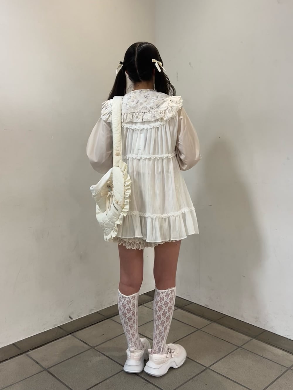 ホワイト系のシャツ/ブラウス、ホワイト系のショルダーバッグ、ピンク系のその他パンツを着用したレディースの夏コーディネートの4枚目の写真