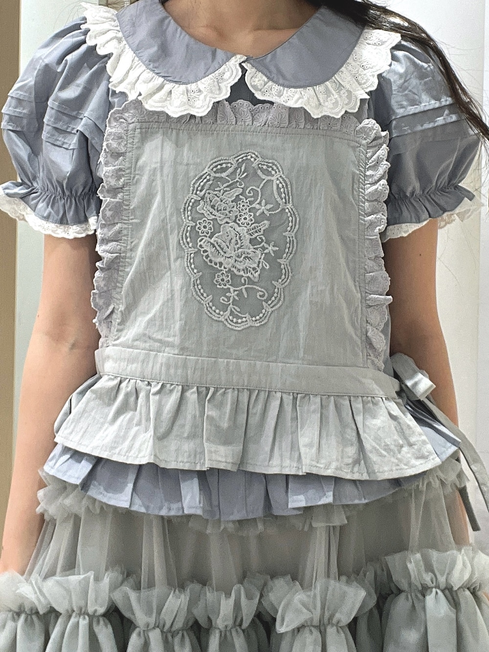ブルー系のシャツ/ブラウス、ブルー系のシャツ/ブラウス、ブルー系のスカートを着用したレディースの夏コーディネートの8枚目の写真