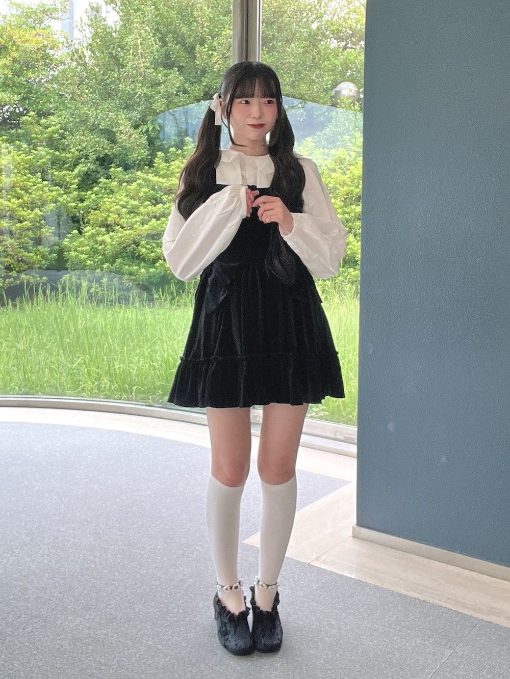 ホワイト系のシャツ/ブラウス、ブラック系のパンプス、ブラック系のワンピースを着用したレディースの秋コーディネートの5枚目の写真