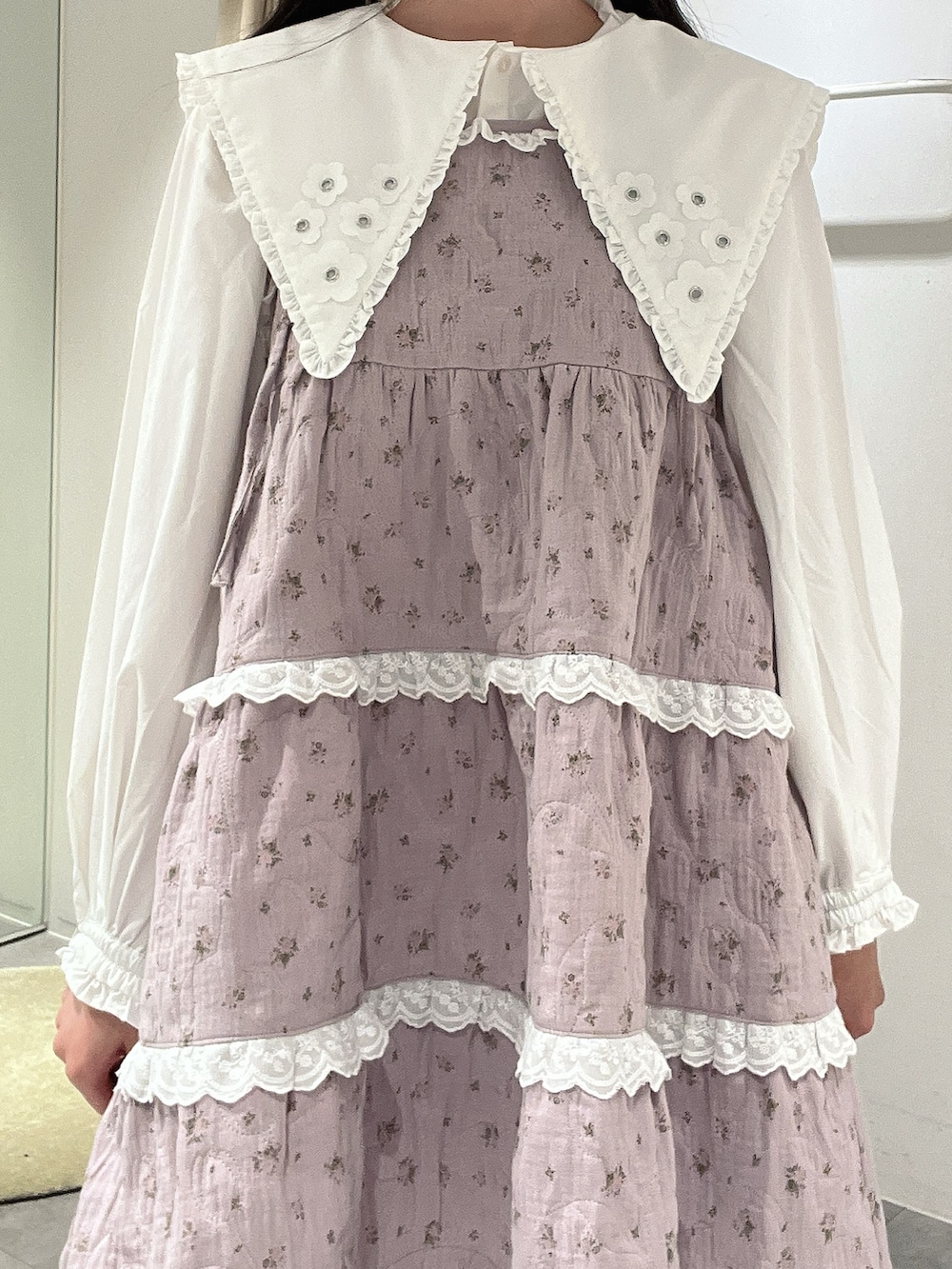ホワイト系のシャツ/ブラウス、パープル系のワンピース、ホワイト系のスニーカーを着用したレディースの秋コーディネートの8枚目の写真