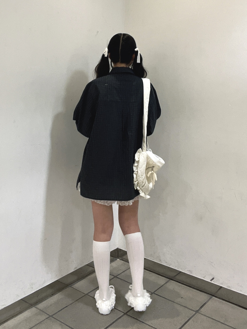グリーン系のシャツ/ブラウス、ホワイト系のその他パンツ、ホワイト系のショルダーバッグを着用したレディースの秋コーディネートの4枚目の写真