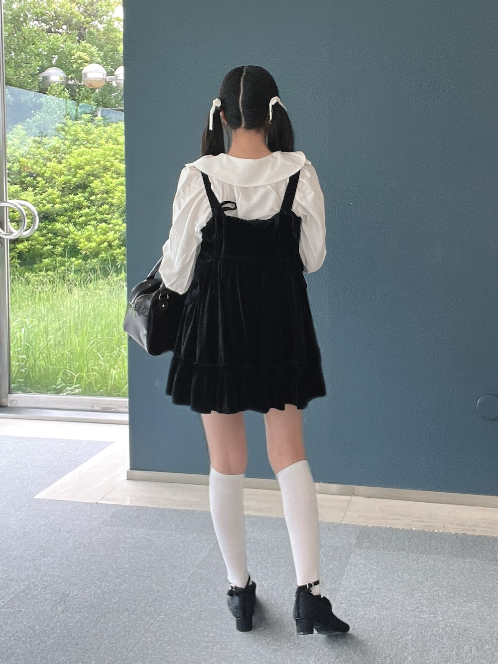 ホワイト系のシャツ/ブラウス、ブラック系のパンプス、ブラック系のワンピースを着用したレディースの秋コーディネートの4枚目の写真
