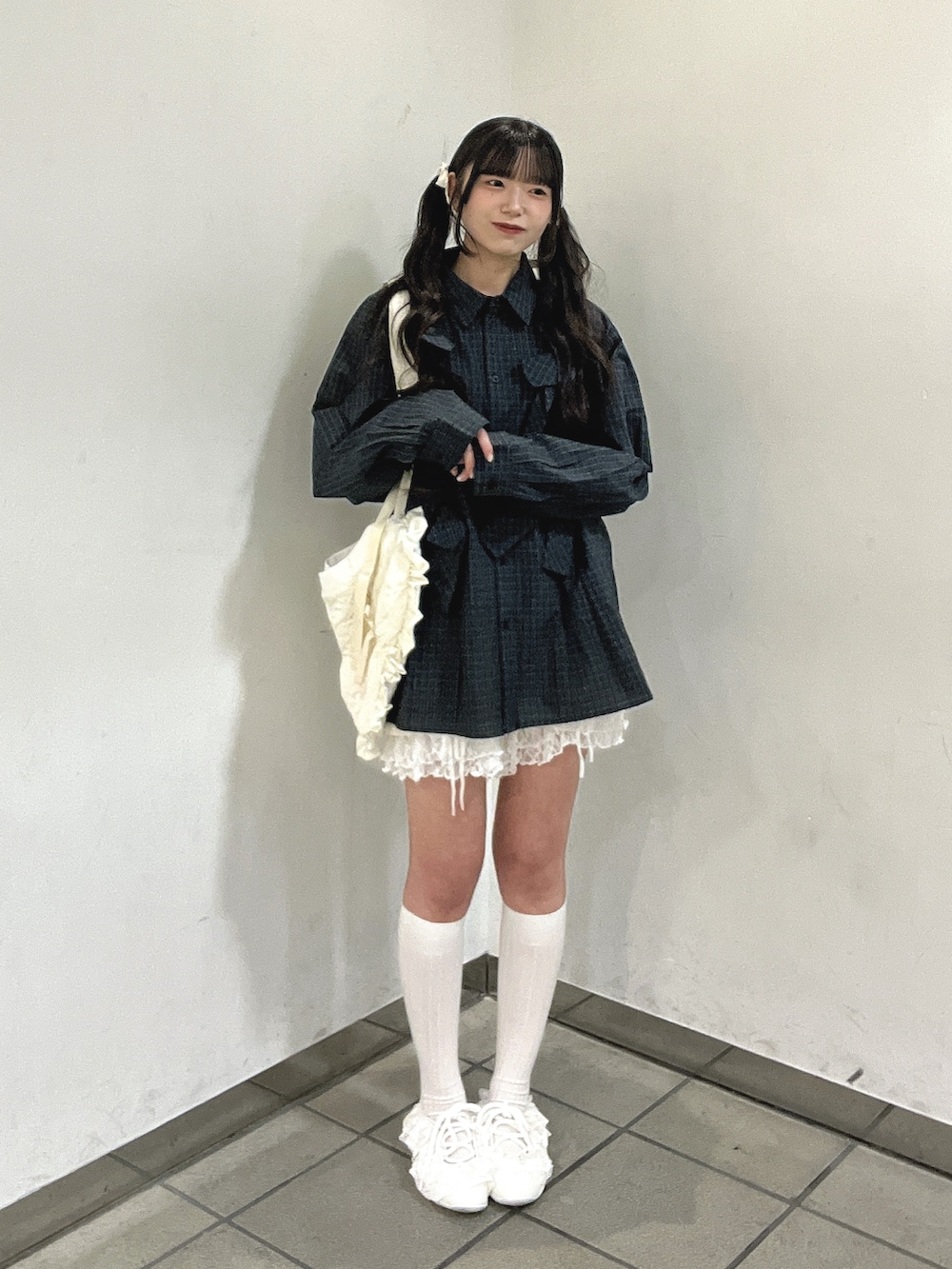 グリーン系のシャツ/ブラウス、ホワイト系のその他パンツ、ホワイト系のショルダーバッグを着用したレディースの秋コーディネートの2枚目の写真