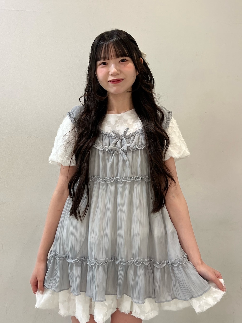 ホワイト系のスニーカー、ブルー系のシャツ/ブラウス、ホワイト系のワンピースを着用したレディースの夏コーディネートの5枚目の写真