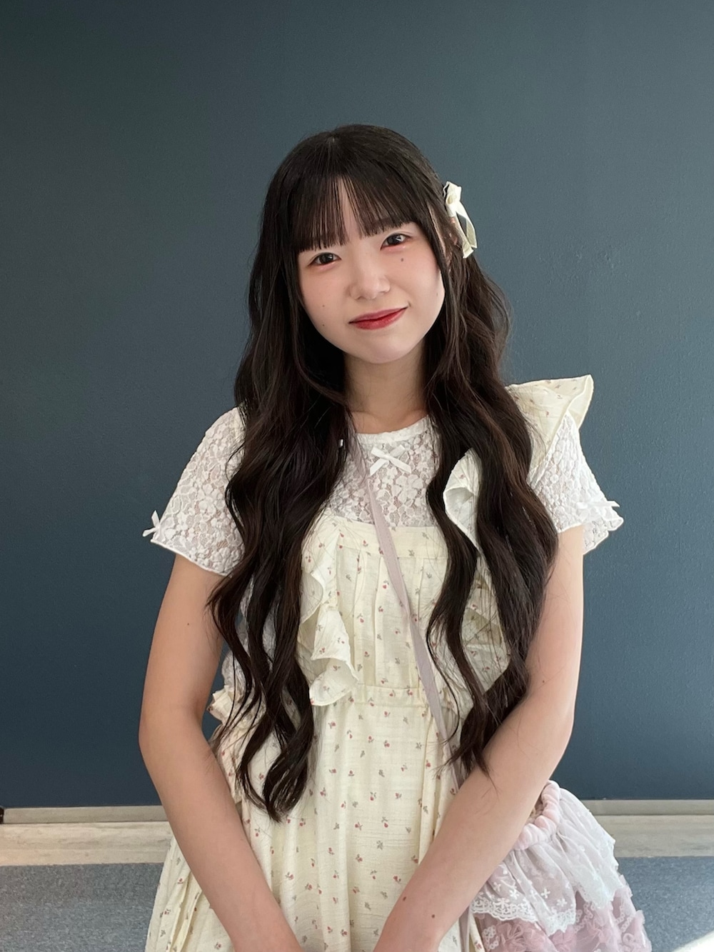 ピンク系のスニーカー、ホワイト系のTシャツ/カットソー、その他のワンピースを着用したレディースの夏コーディネートの5枚目の写真