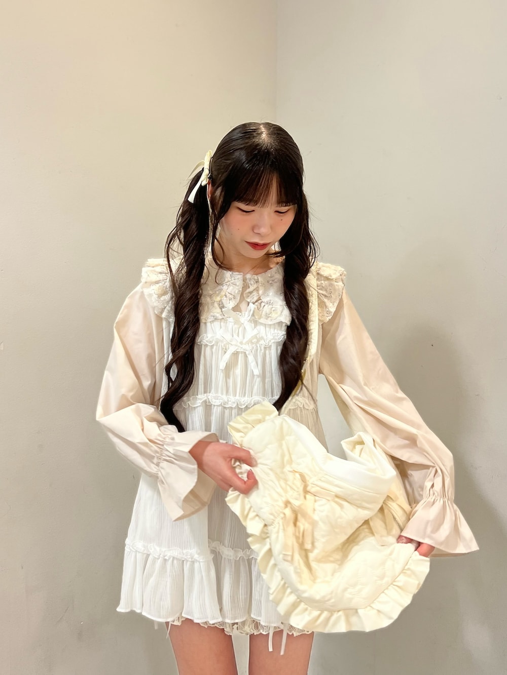 ホワイト系のシャツ/ブラウス、ホワイト系のショルダーバッグ、ピンク系のその他パンツを着用したレディースの夏コーディネートの6枚目の写真