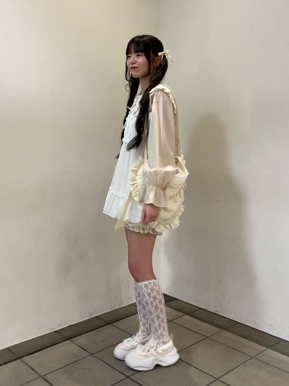 ホワイト系のシャツ/ブラウス、ホワイト系のショルダーバッグ、ピンク系のその他パンツを着用したレディースの夏コーディネートの3枚目の写真