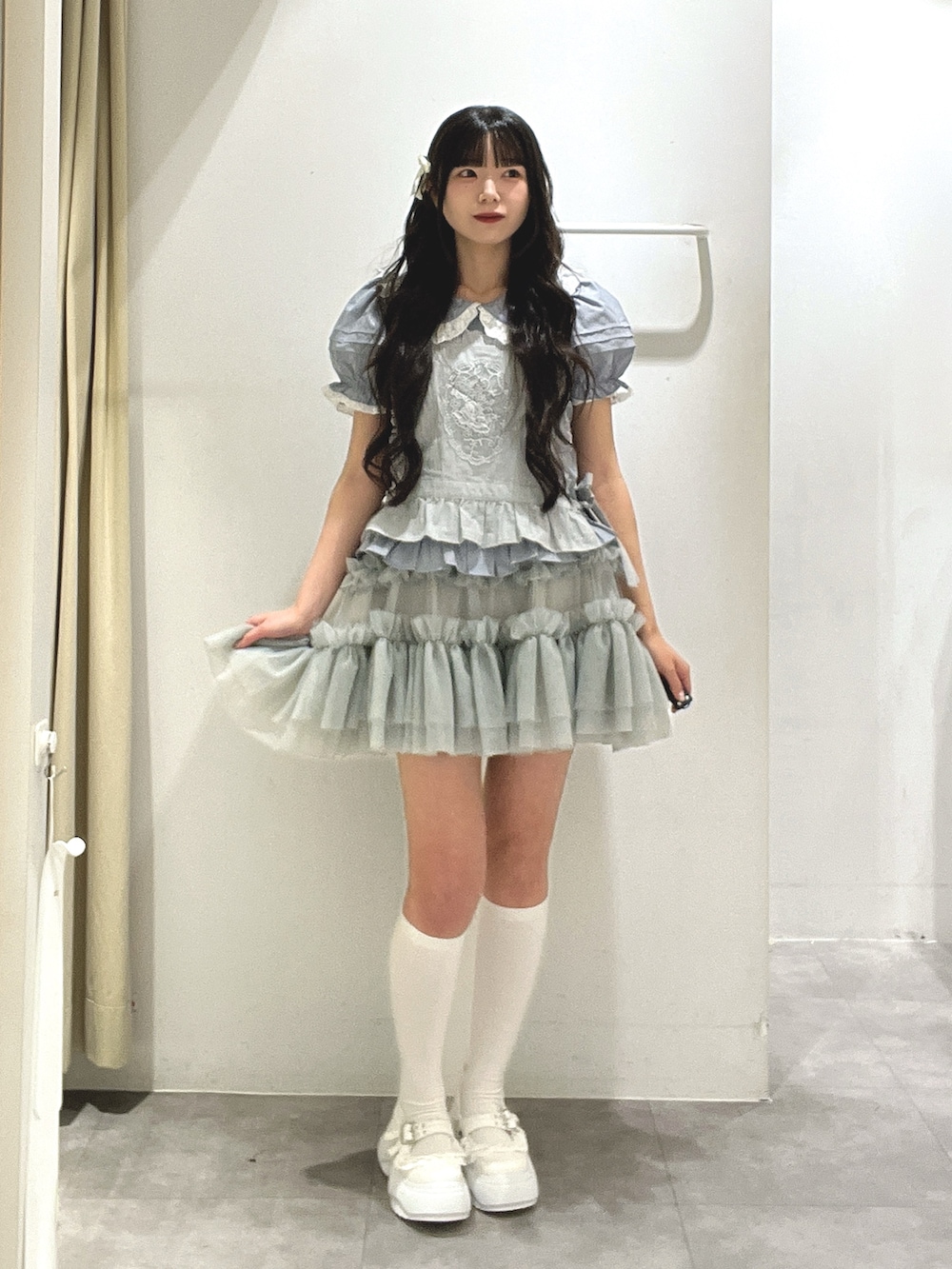 ブルー系のシャツ/ブラウス、ブルー系のシャツ/ブラウス、ブルー系のスカートを着用したレディースの夏コーディネートの2枚目の写真