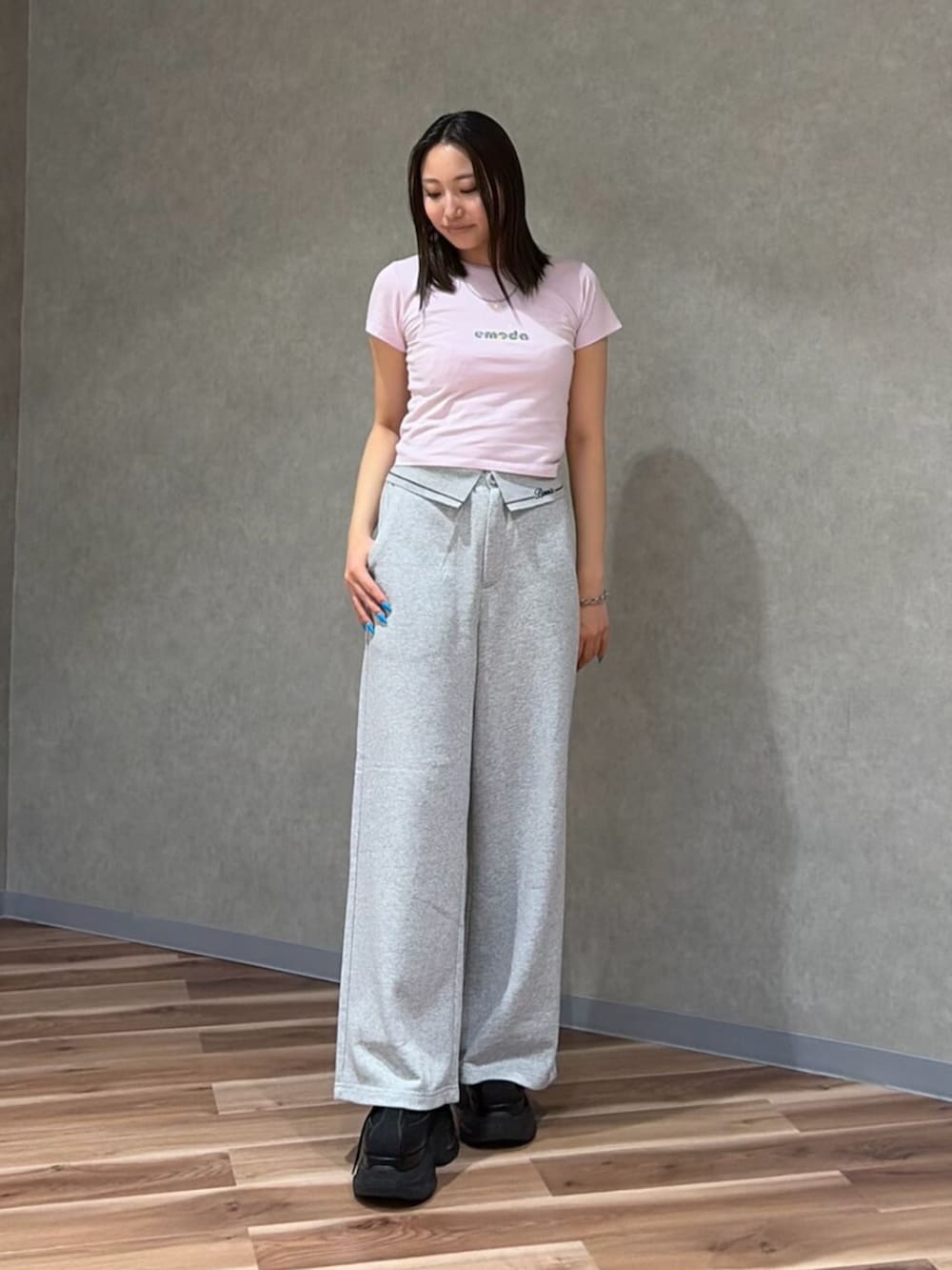 ブラック系のスニーカー、ピンク系のTシャツ/カットソー、グレー系のその他パンツを着用したレディースの夏コーディネートの2枚目の写真