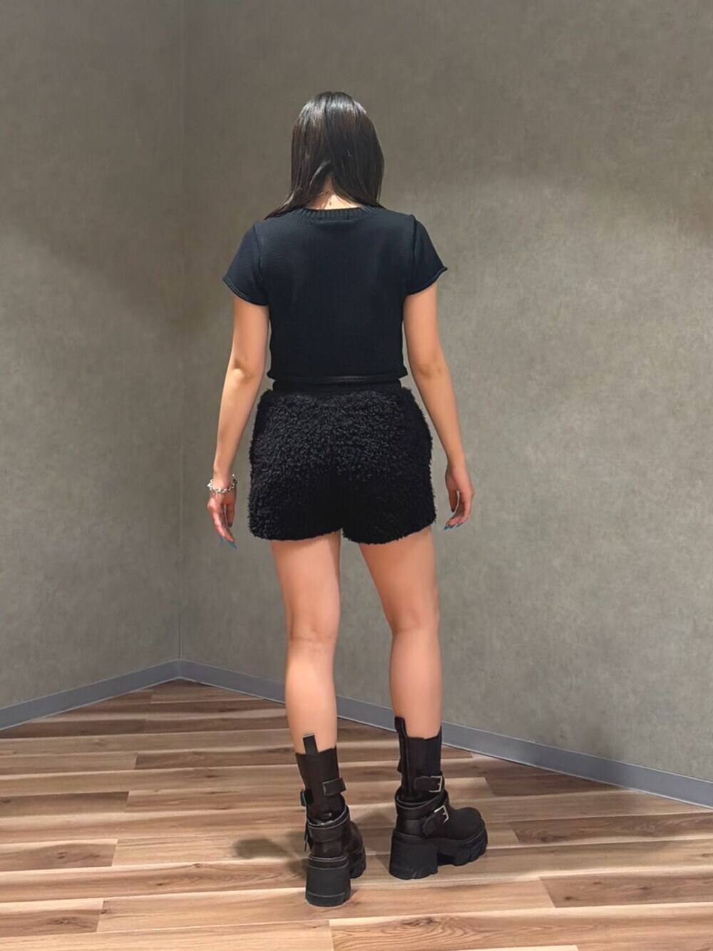 ブラック系のニット/セーター、ブラック系のその他パンツ、ブラック系のブーツを着用したレディースの夏コーディネートの4枚目の写真