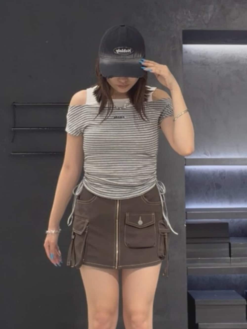 ブラック系のブーツ、グレー系のTシャツ/カットソー、ブラウン系のスカートを着用したレディースの夏コーディネートの5枚目の写真