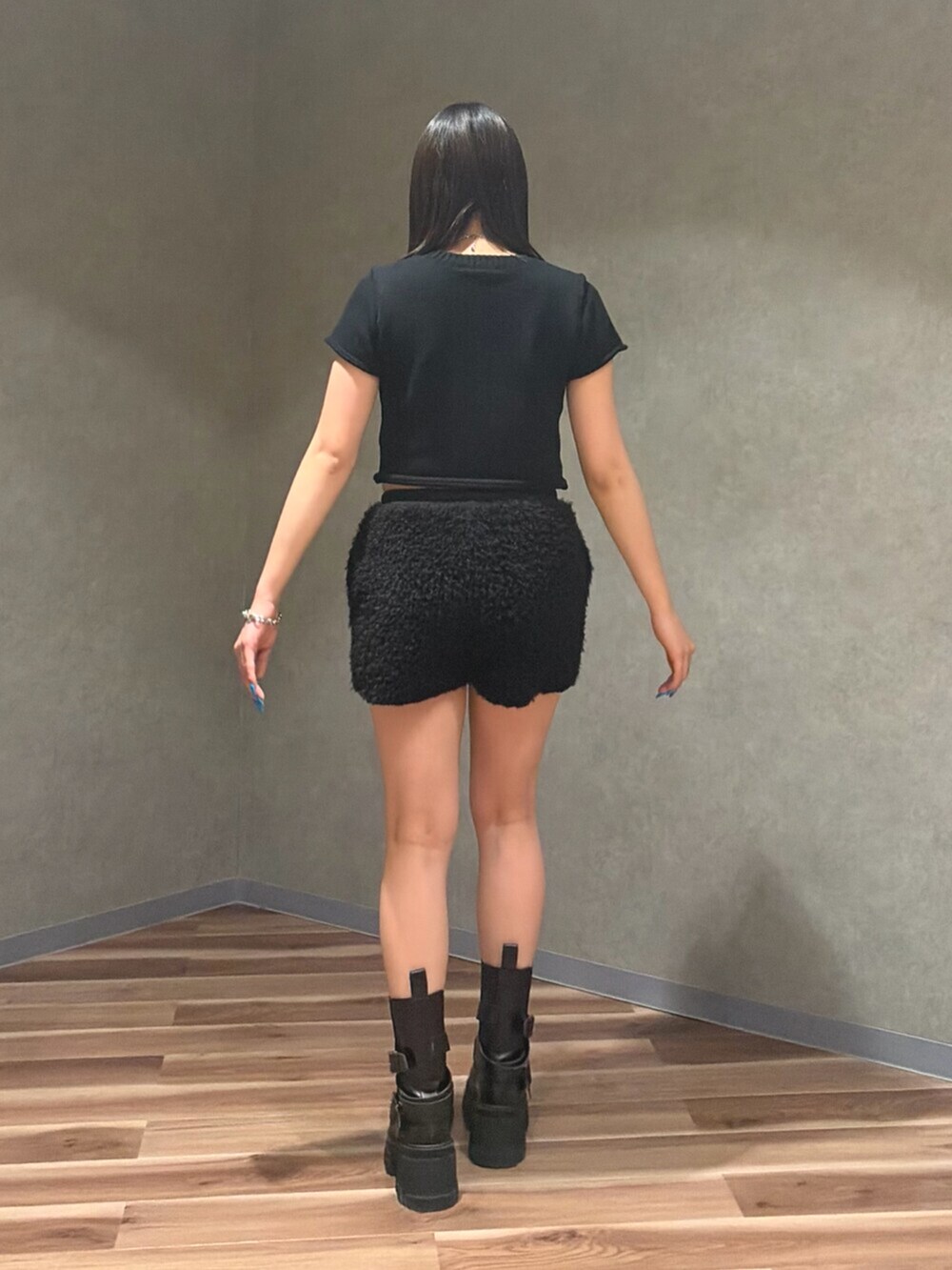 ブラック系のニット/セーター、ブラック系のその他パンツ、ブラック系のブーツを着用したレディースの夏コーディネートの5枚目の写真