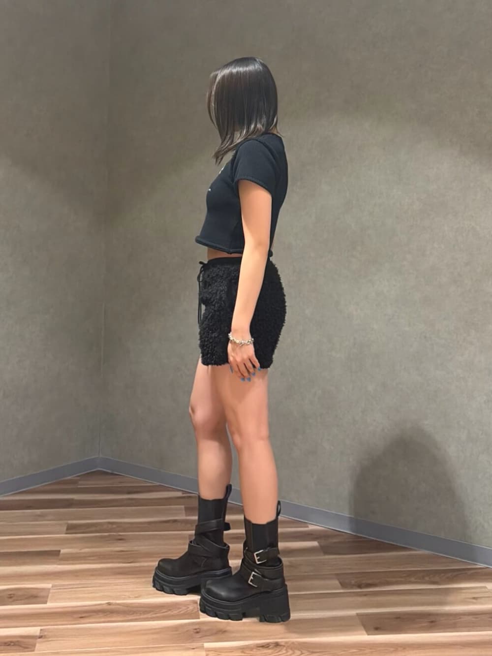ブラック系のニット/セーター、ブラック系のその他パンツ、ブラック系のブーツを着用したレディースの夏コーディネートの3枚目の写真
