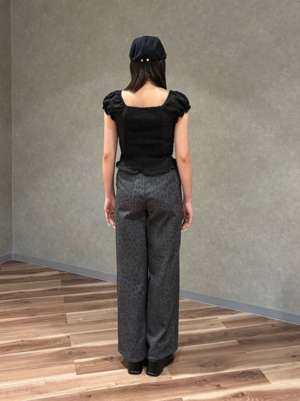 ブラック系のシャツ/ブラウス、グレー系のその他パンツ、ブラック系のサンダルを着用したレディースの夏コーディネートの4枚目の写真