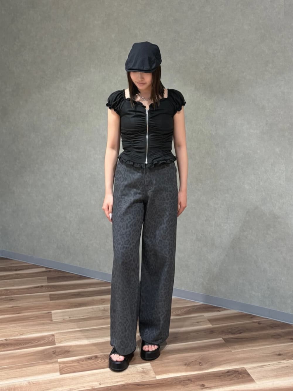 ブラック系のシャツ/ブラウス、グレー系のその他パンツ、ブラック系のサンダルを着用したレディースの夏コーディネートの2枚目の写真