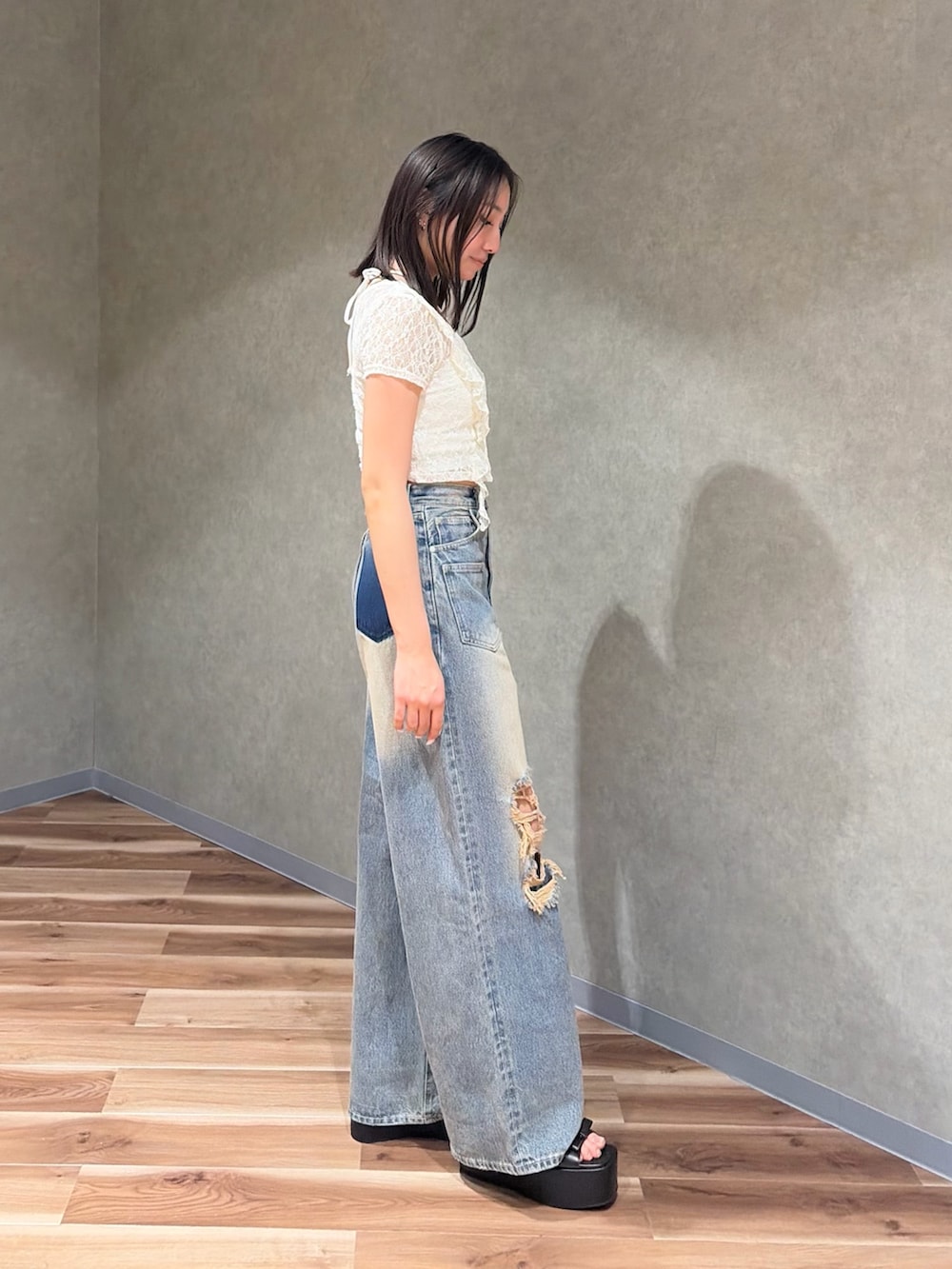 ホワイト系のTシャツ/カットソー、ブルー系のデニムパンツ、ブラック系のサンダルを着用したレディースの夏コーディネートの2枚目の写真