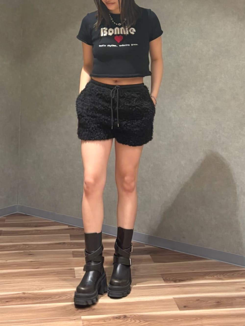 ブラック系のニット/セーター、ブラック系のその他パンツ、ブラック系のブーツを着用したレディースの夏コーディネートの2枚目の写真