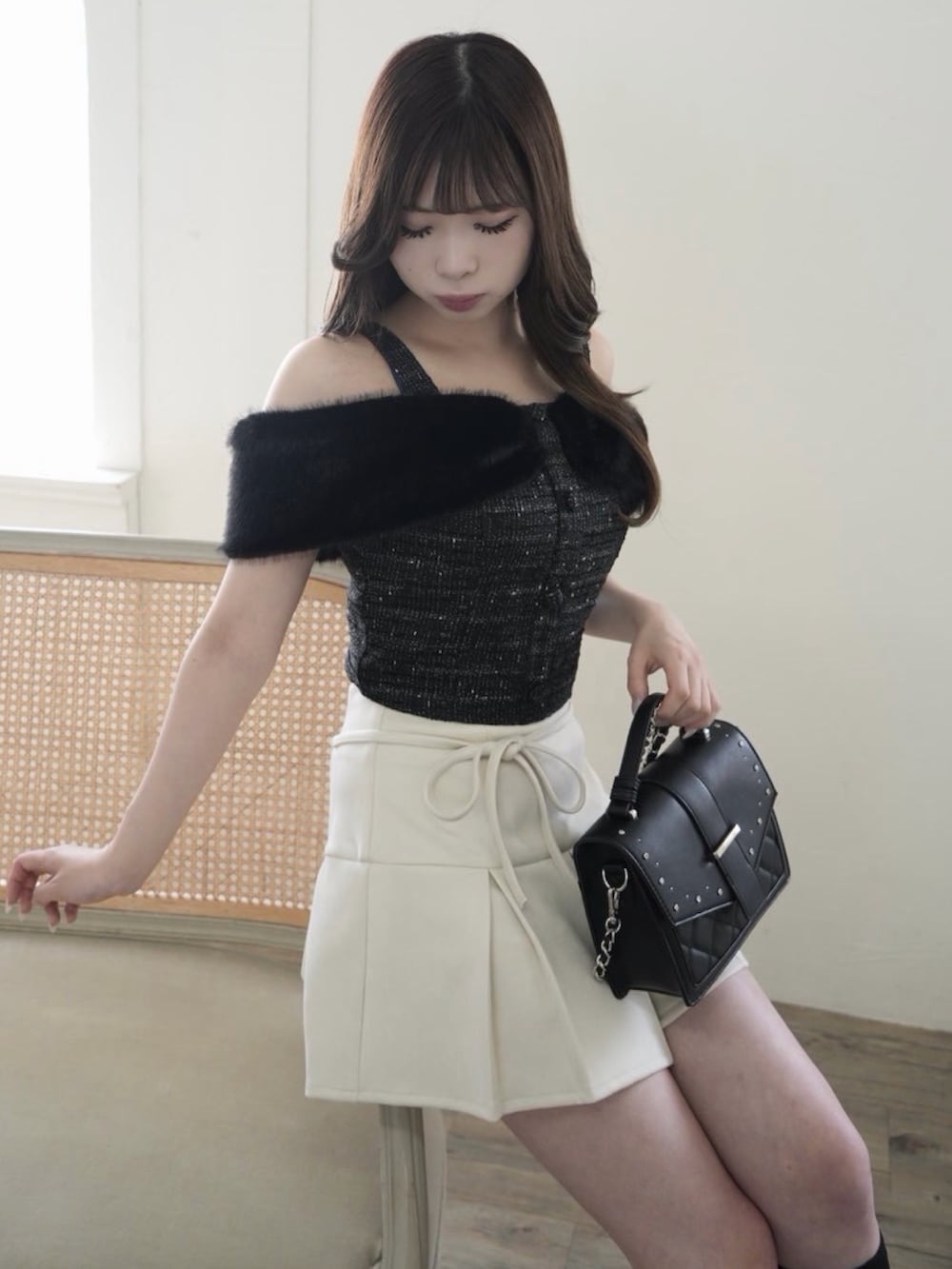 ブラック系のTシャツ/カットソー、ホワイト系のスカートを着用したレディースの夏コーディネートの2枚目の写真