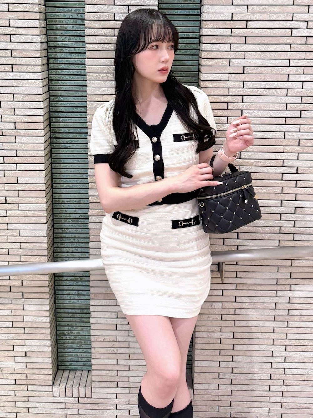ホワイト系のカーディガン/ボレロ、ホワイト系のワンピースを着用したレディースの夏コーディネートの3枚目の写真