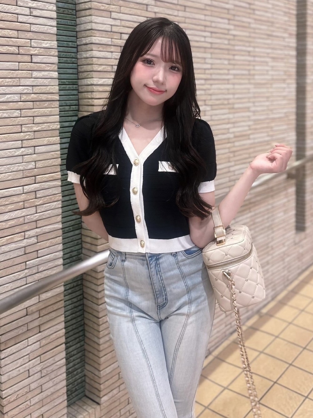 ブラック系のカーディガン/ボレロを着用したレディースの夏コーディネートの3枚目の写真