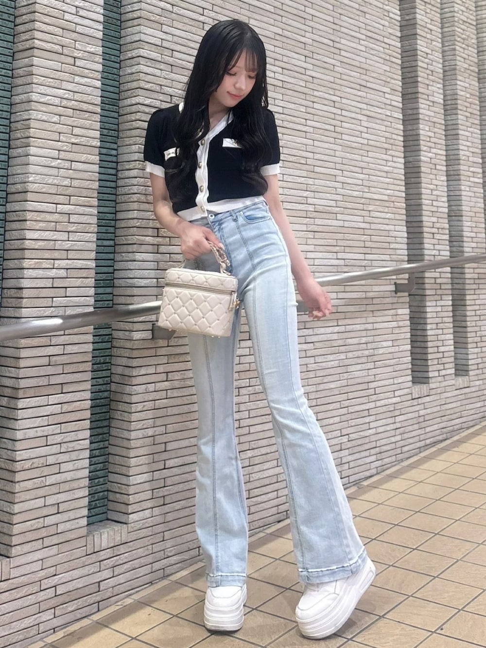 ブラック系のカーディガン/ボレロを着用したレディースの夏コーディネートの2枚目の写真
