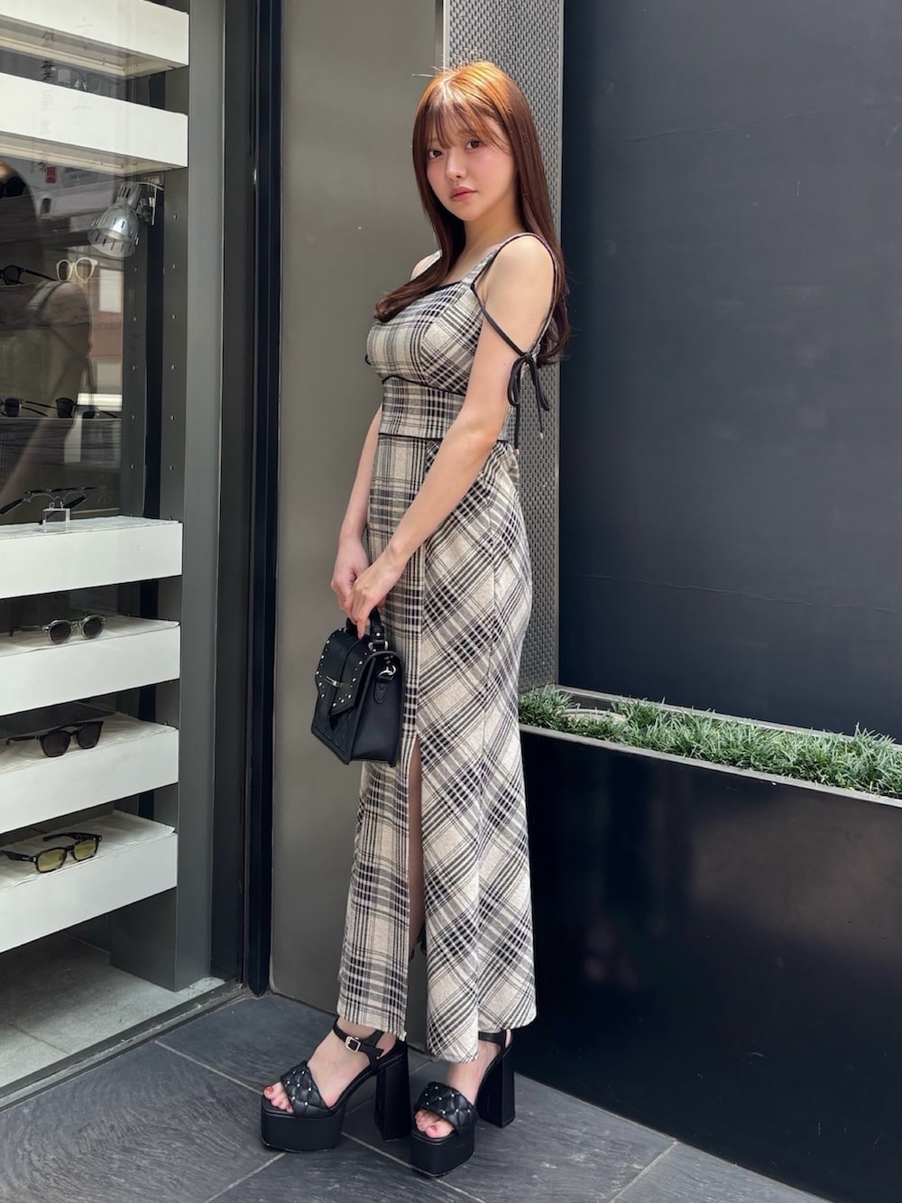 その他のワンピース、ブラック系のショルダーバッグを着用したレディースの夏コーディネートの2枚目の写真