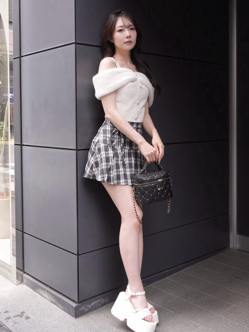 ホワイト系のTシャツ/カットソー、その他のスカートを着用したレディースの夏コーディネートの2枚目の写真