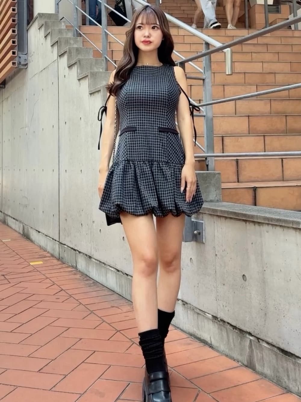 グレー系のワンピースを着用したレディースの夏コーディネートの3枚目の写真