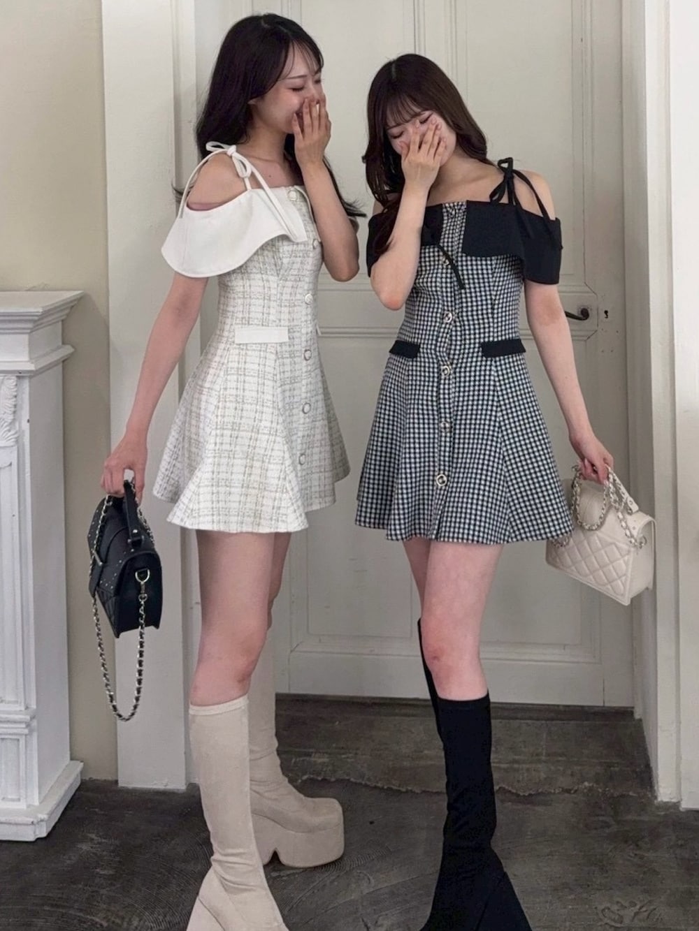 ホワイト系のワンピース、ブラック系のブーツを着用したレディースの夏コーディネートの3枚目の写真