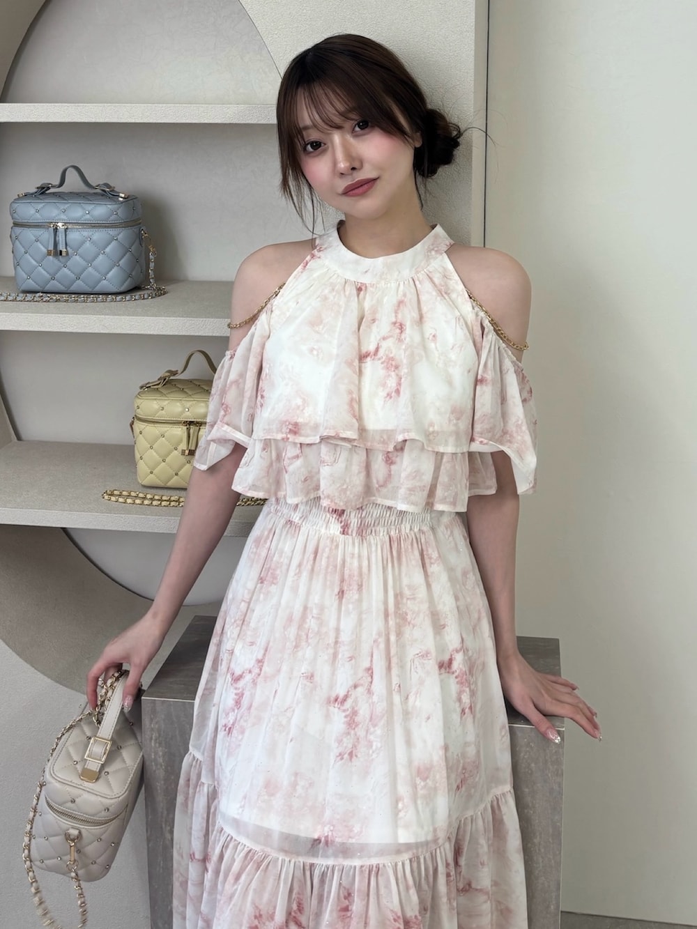 ピンク系のワンピースを着用したレディースの夏コーディネートの3枚目の写真