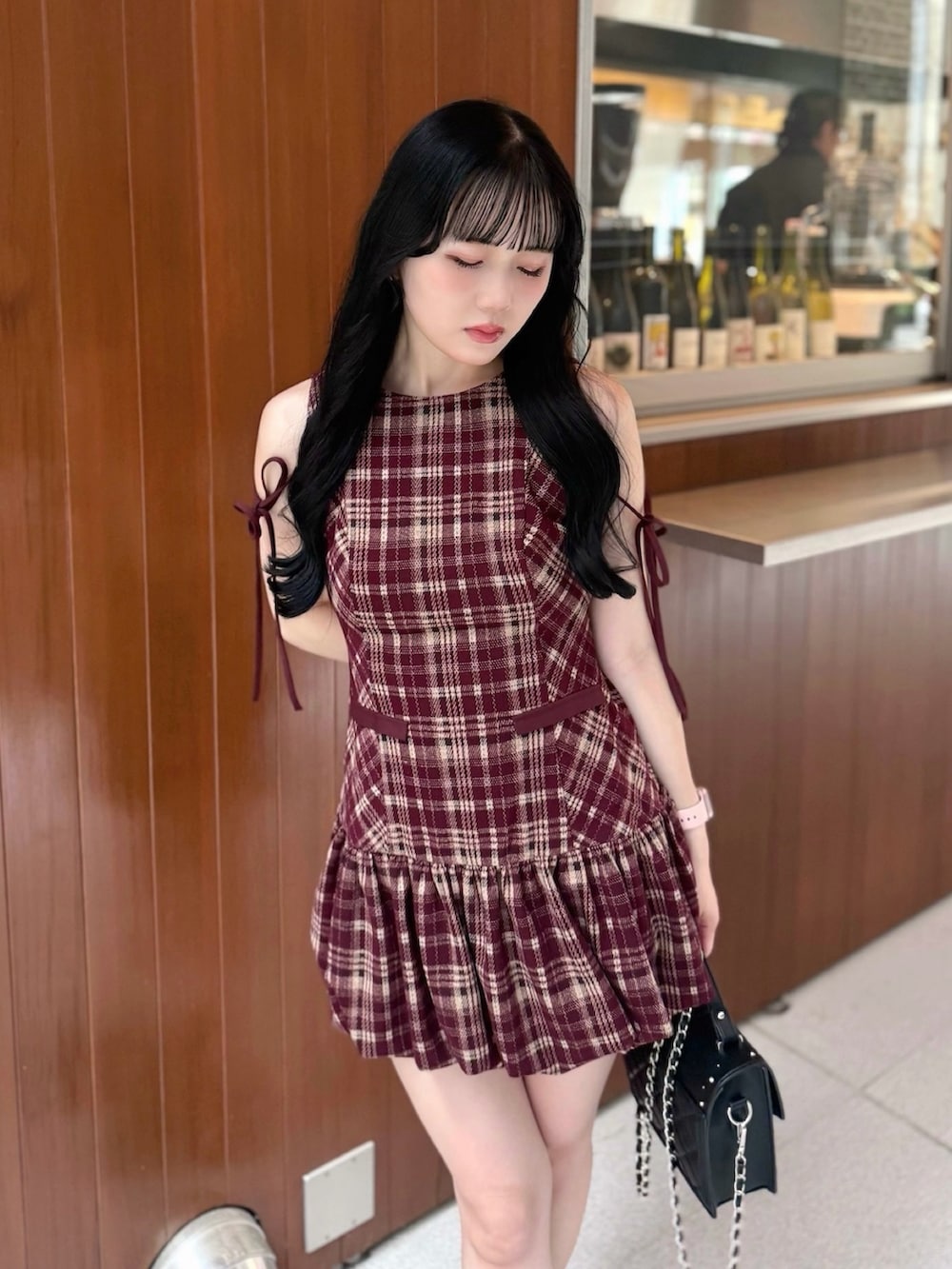 レッド系のワンピース、ブラック系のショルダーバッグ、ブラック系のローファーを着用したレディースの夏コーディネートの4枚目の写真