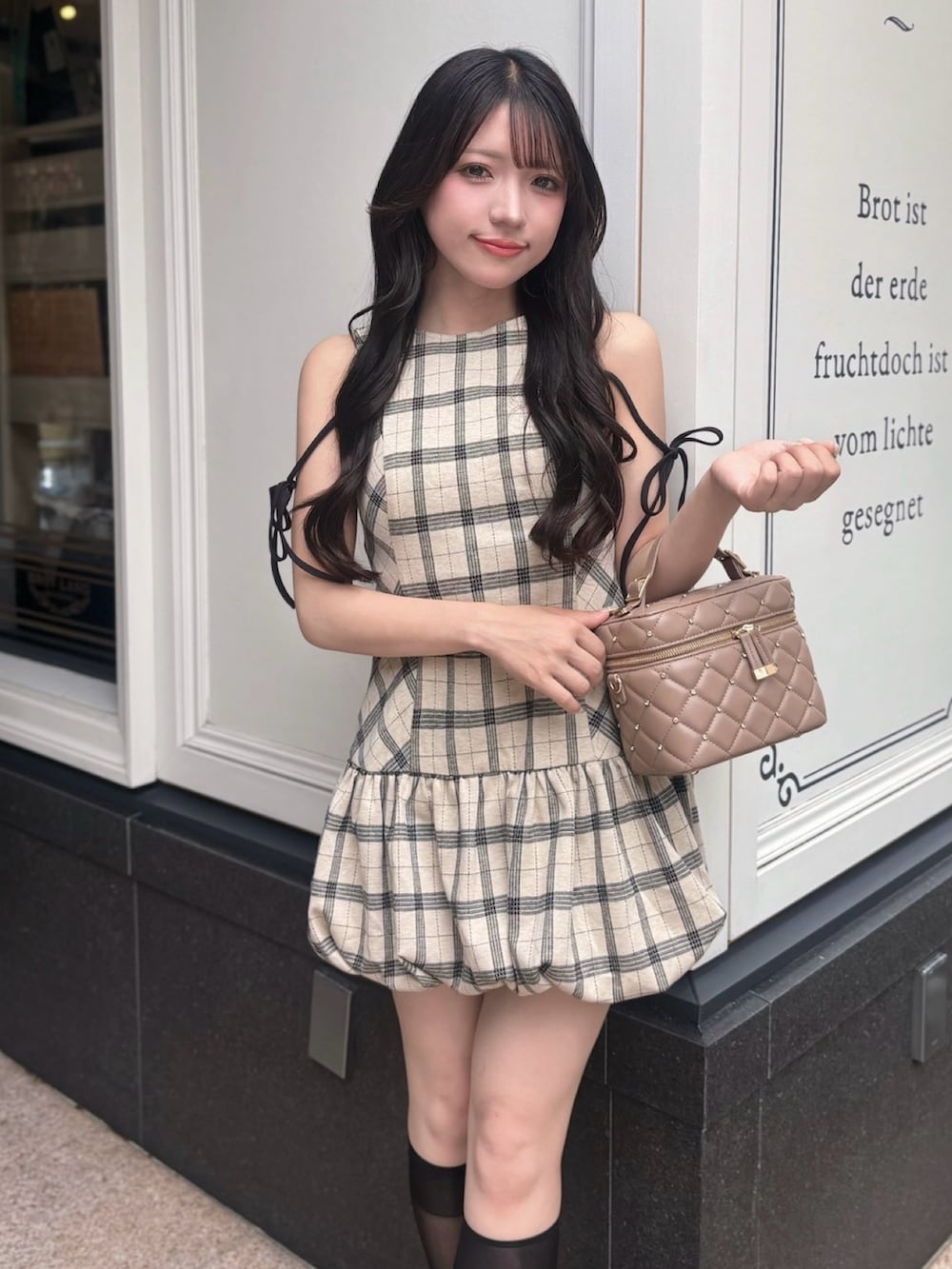 ベージュ系のワンピース、ベージュ系のショルダーバッグを着用したレディースの夏コーディネートの3枚目の写真