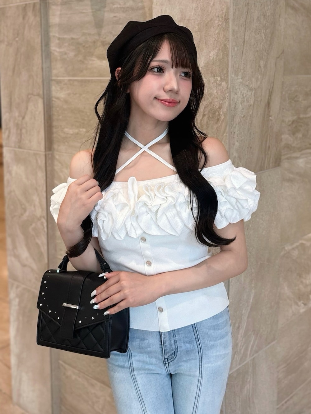 ホワイト系のニット/セーター、ブルー系のデニムパンツを着用したレディースの夏コーディネートの3枚目の写真