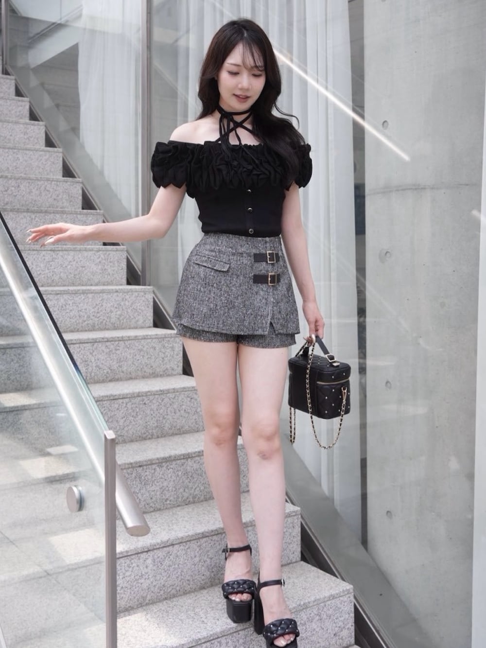 ブラック系のニット/セーター、その他のその他パンツを着用したレディースの夏コーディネートの2枚目の写真