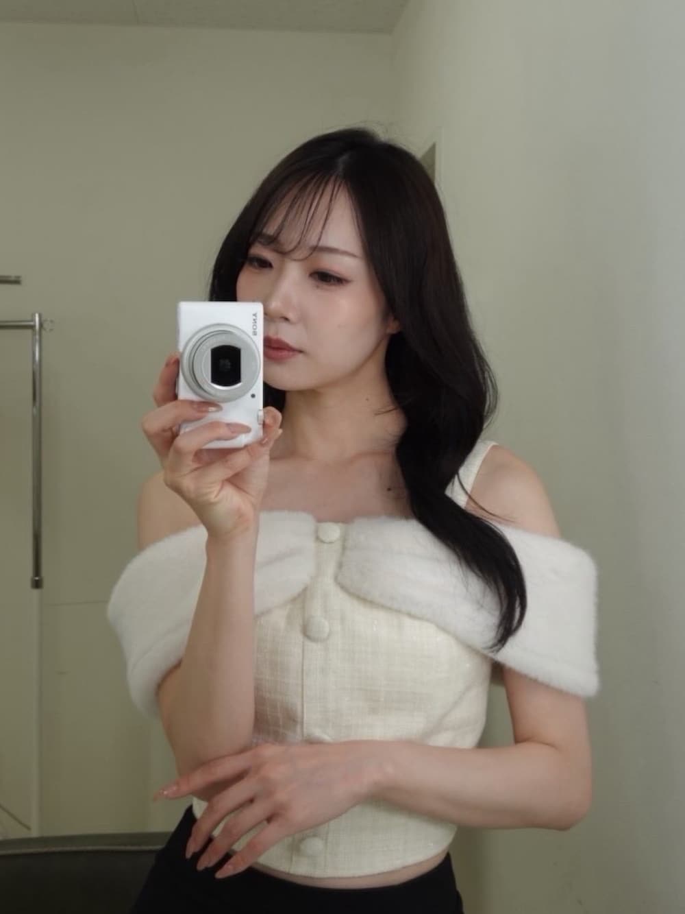 ホワイト系のTシャツ/カットソー、ブルー系のデニムパンツ、ブラック系のサンダルを着用したレディースの夏コーディネートの3枚目の写真