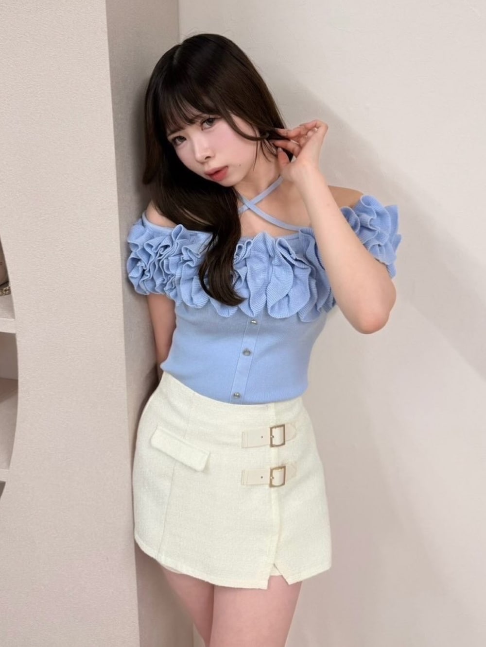 ブルー系のニット/セーター、ホワイト系のその他パンツを着用したレディースの夏コーディネートの3枚目の写真
