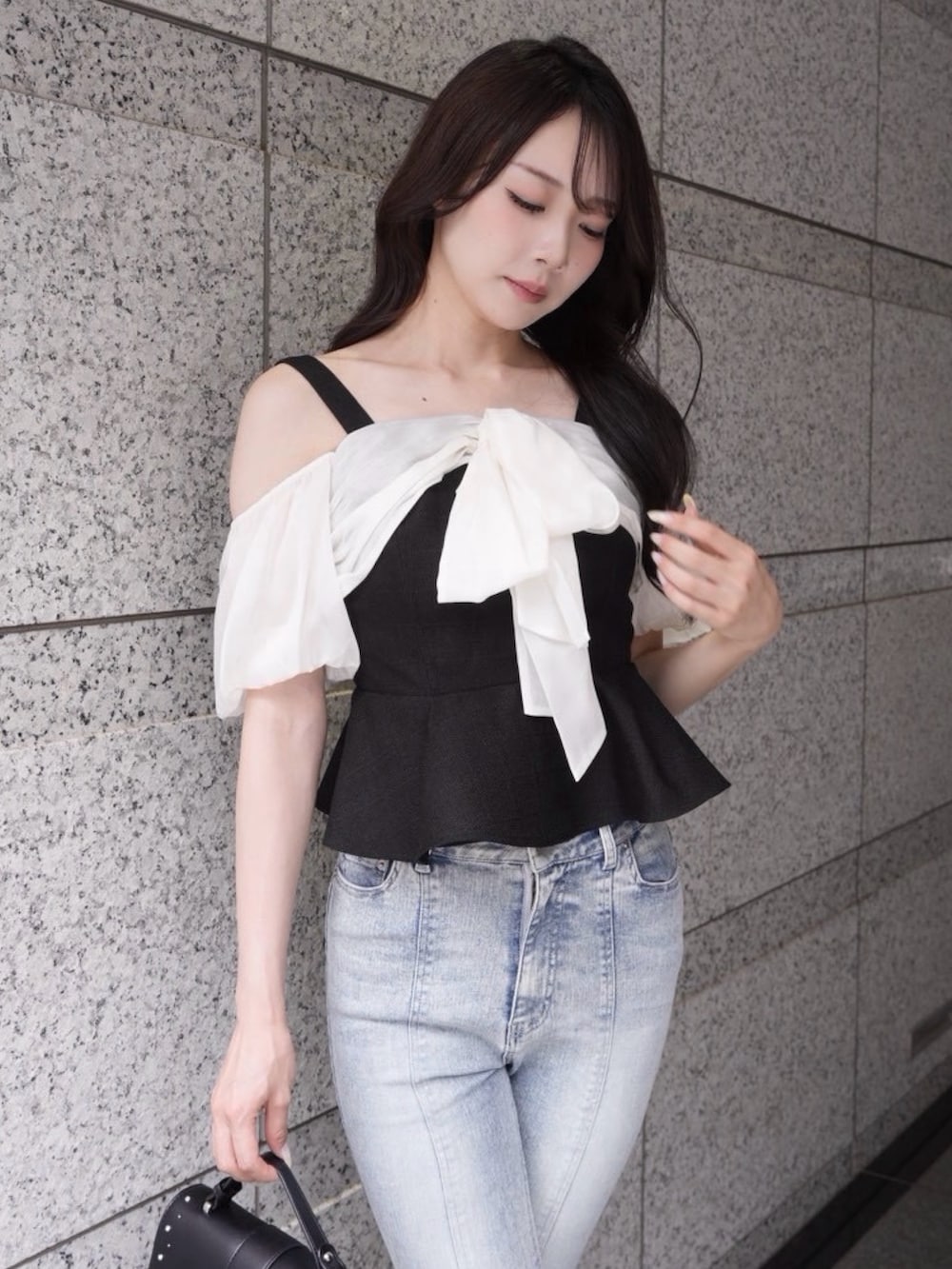 ブラック系のTシャツ/カットソー、ブルー系のデニムパンツを着用したレディースの夏コーディネートの4枚目の写真
